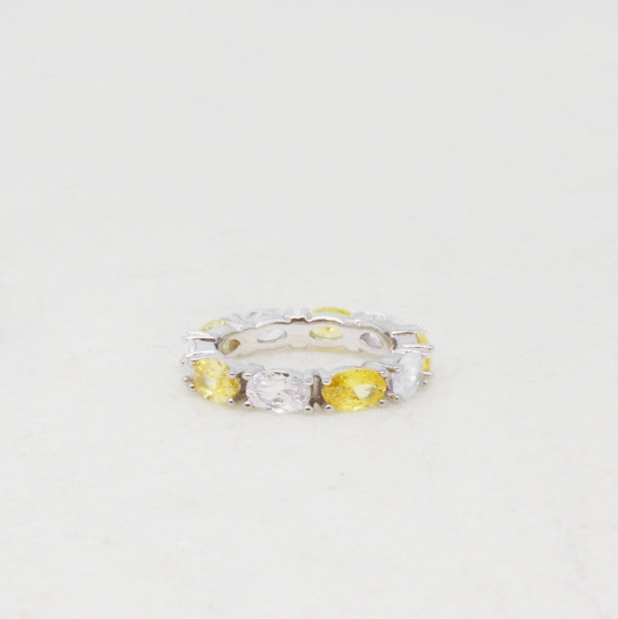 Ovalia - Yellow & White