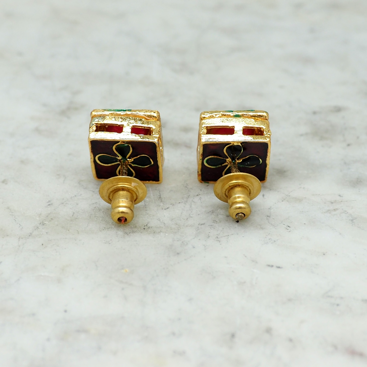 Massy - Boucle d'oreille rouge