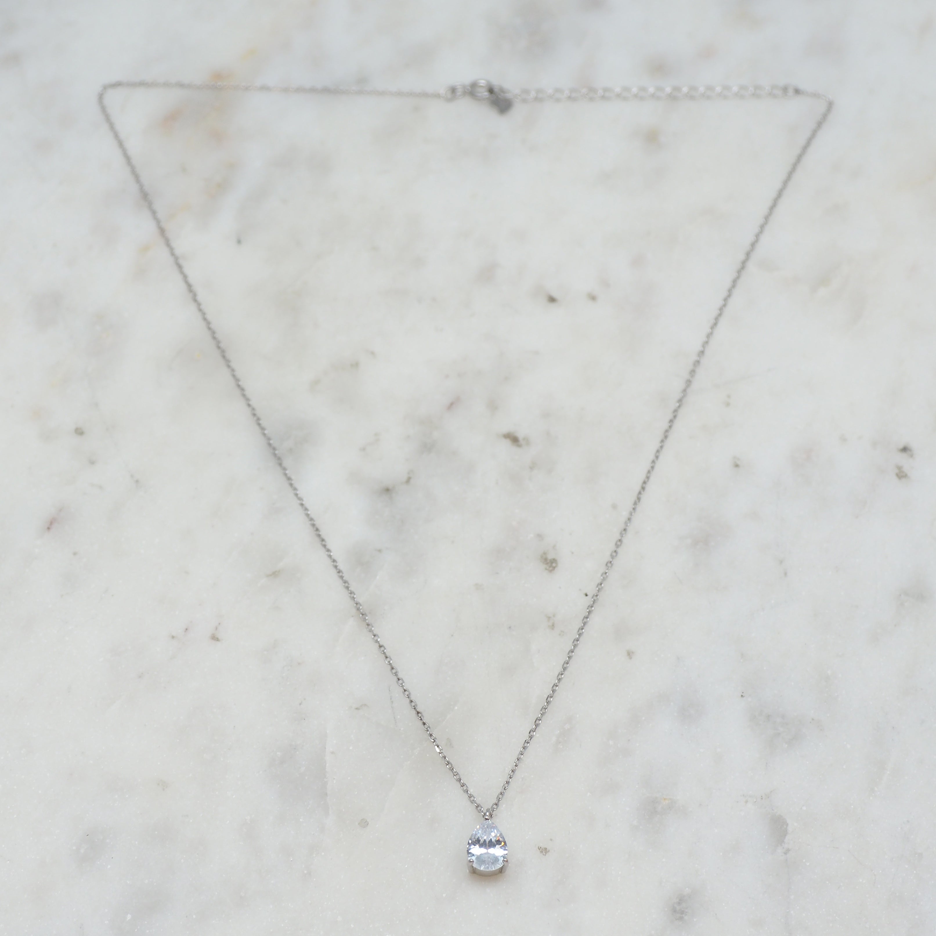 Iria - White Necklace 